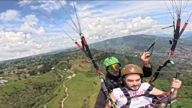 #paragliding #parapente 
Don't waste any time figuring out what to do in #Medellin ... DM me and I'll make sure your trip is one to remember ^^ #tour #guide #colombia #passportbro #digital #nomad #traveling